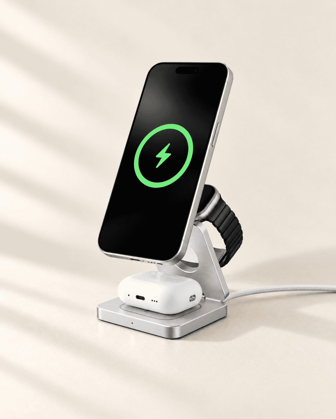 Cargador plegable 3 en 1 gris abierto, con un celular, un reloj y un estuche de audífonos