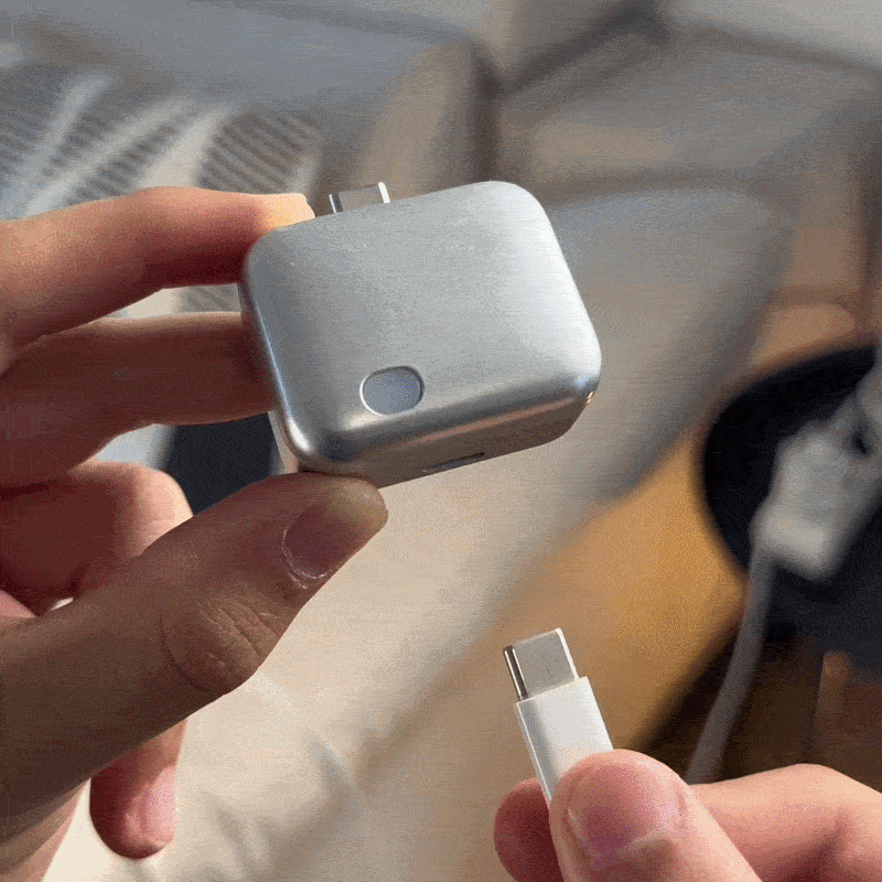 Adaptador de parada automática cargando un iPhone en la mesa de noche