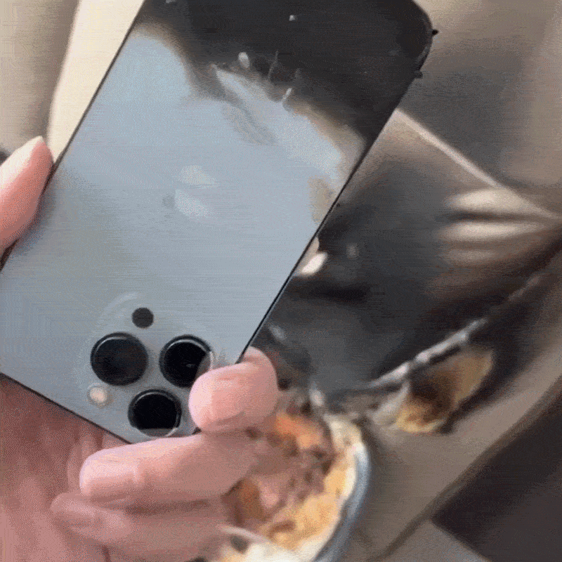 Teléfono dañado por sobrecalentamiento al cargar durante la noche