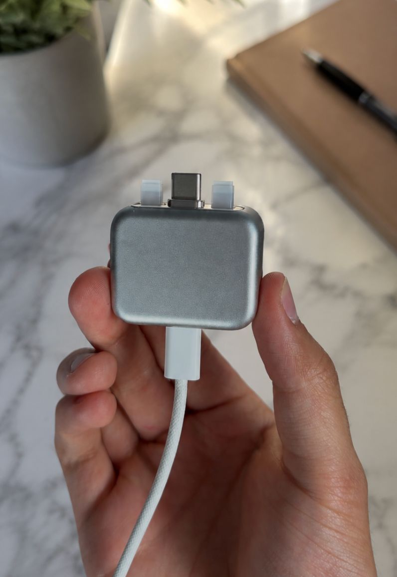 Adaptador de parada automática en la mano de un cliente